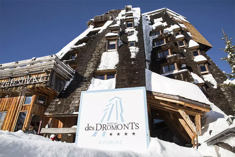 Facade of the Hôtel des Dromonts under the snow