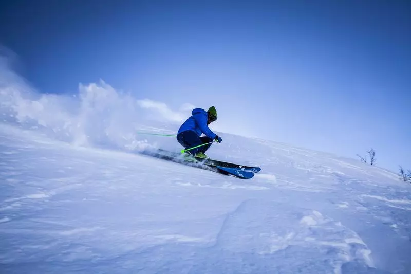 Un skieur sur le domaine des Portes du Soleil